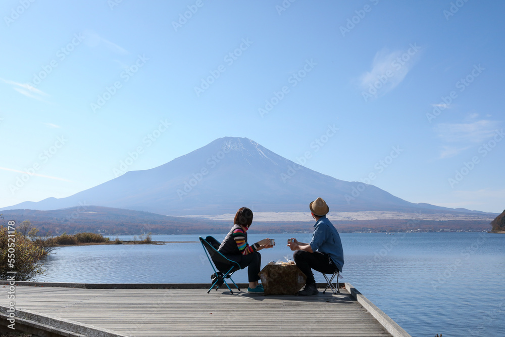 富士山の映る湖面にて恋人達の風景_7