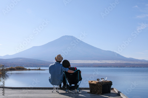富士山の映る湖面にてカップルの風景_16