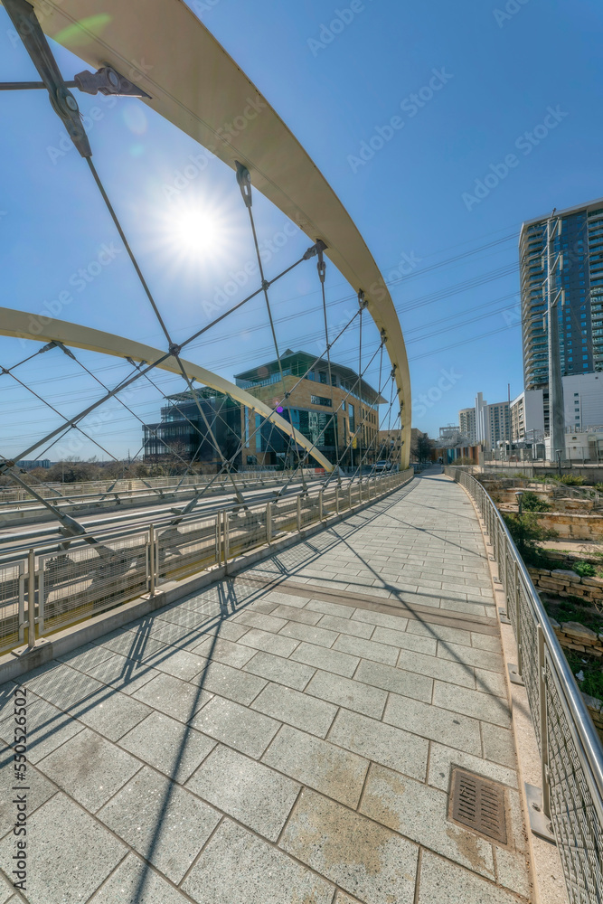 Obraz premium Modern butterfly bridge against blue sky and bright sun in Austin Texas