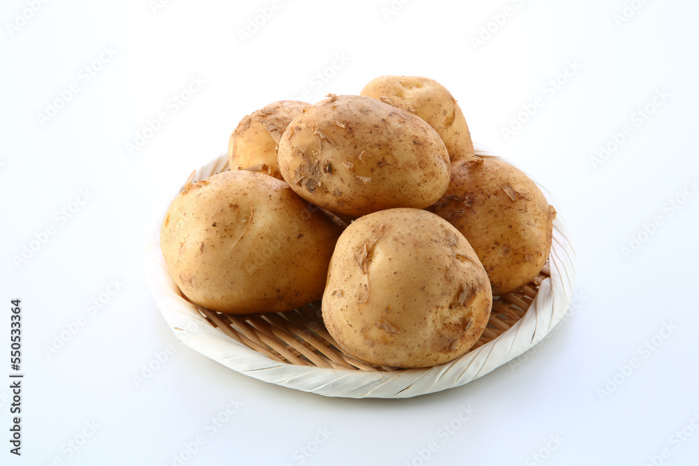 笊に盛った新じゃがいも