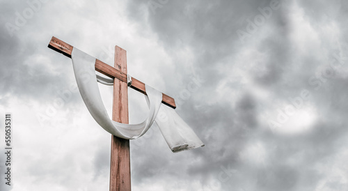 Photo Christian cross on grey cloudy sky background announces Jesus's rising from the dead