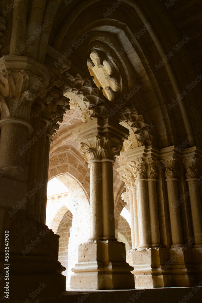 vista interior de un monasterio