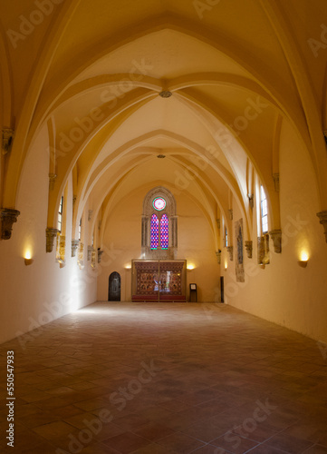 claustro de iglesia con cristalera de colores