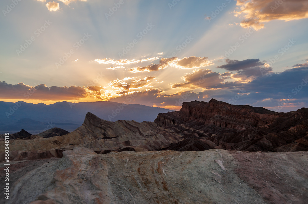 dramatischer sonnenuntergang, zabriskie point