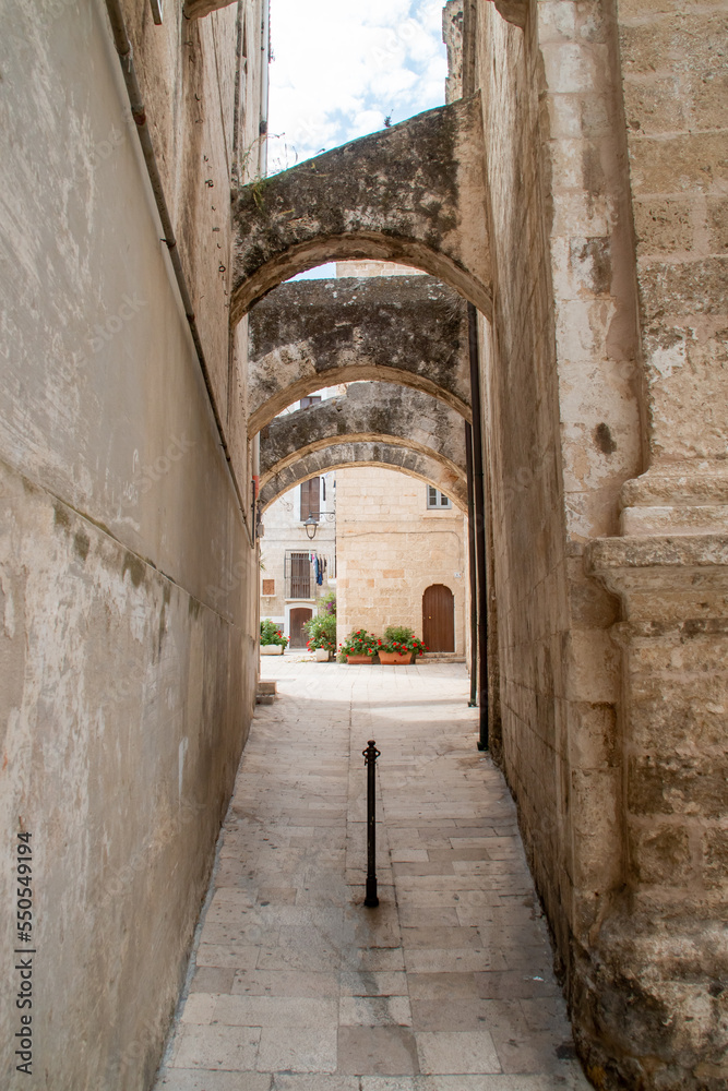 Chiesa SS. Pietro y Paolo (iglesia de San Pedro y San Pablo en italiano) en Monopoli, Italia. Arcos arbotantes de la iglesia en el callejón Largo Palmieri.