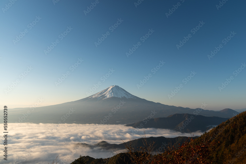 夜明けの富士山　山梨県新道峠