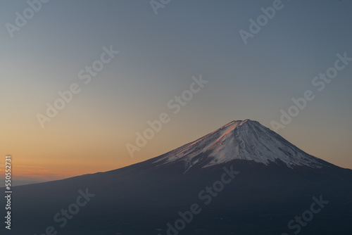 夜明けの富士山　山梨県新道峠 © rai