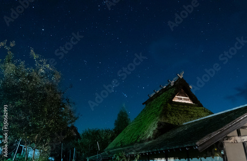 茅葺屋根とオリオン座 © Masato Photography
