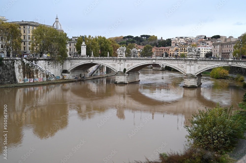 Pont Vittorio Emanuele II franchissant le fleuve Tibre de Rome