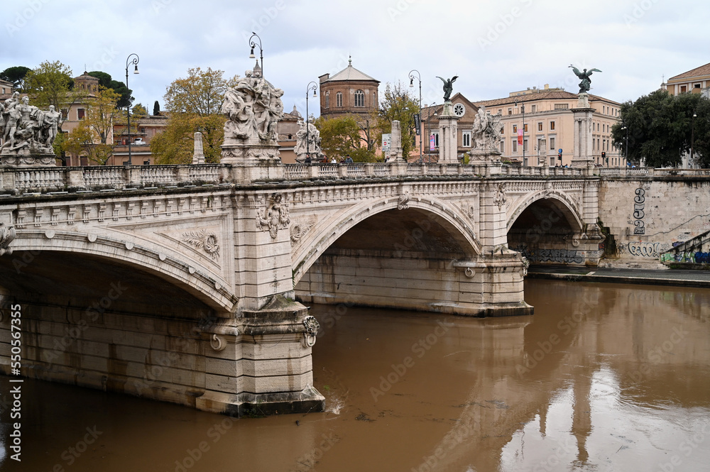 Le Pont Vittorio Emanuele franchissant le fleuve Tibre de Rome