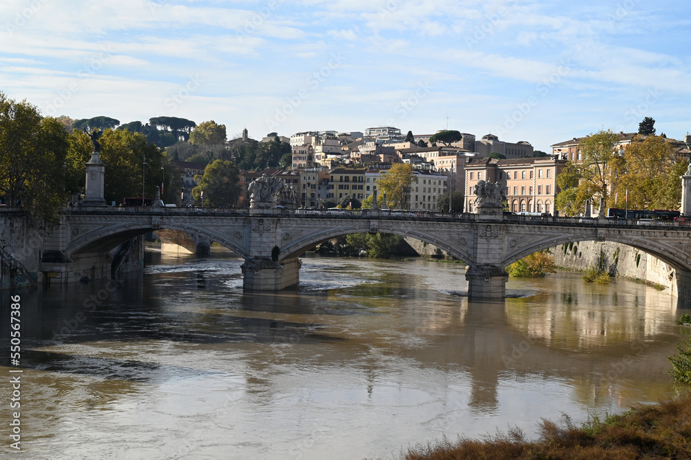 Le Pont Vittorio Emanuele franchissant le fleuve Tibre de Rome