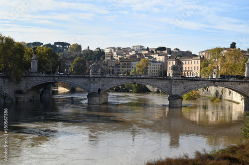 Le Pont Vittorio Emanuele franchissant le fleuve Tibre de Rome