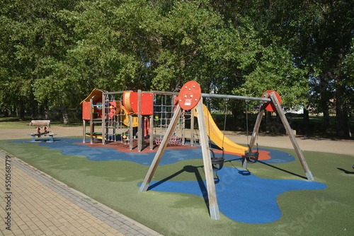 Wallpaper Mural Columpios en parque infantil Torontodigital.ca