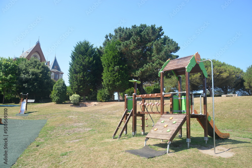 Columpios en parque infantil