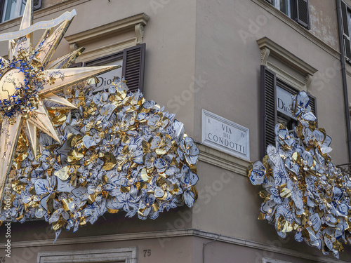 Photography Rome, Italy - November 26, 2022: Crowd of tourists and citizens in Via Condotti during the Christmas shopping, in the historic center of the capital