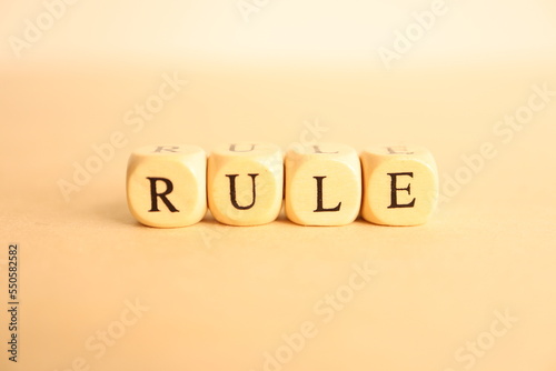 「RULE」のアルファベット文字のウッドビーズ