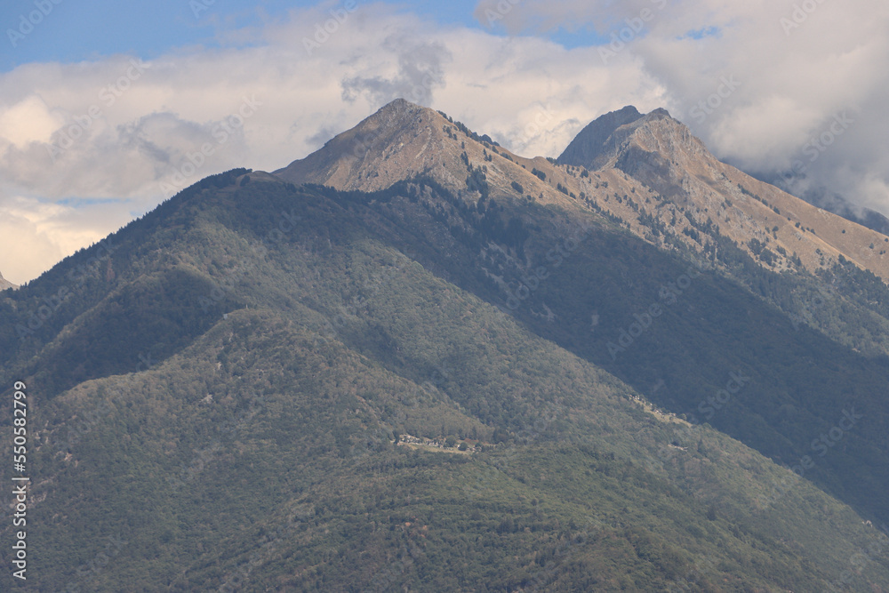 Südwestliche Ausläufer der Bernina-Alpen; Blick vom Comer See in Colico auf Monte Brusada, Monte Sciesa und Cima di Malvedello (2640m)