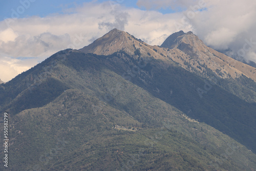 S  dwestliche Ausl  ufer der Bernina-Alpen  Blick vom Comer See in Colico auf Monte Brusada  Monte Sciesa und Cima di Malvedello  2640m 