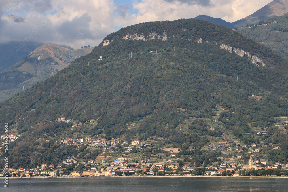 Blick vom Lido in Colico über den Comer See auf Domaso mit Monte Sasso Pelo