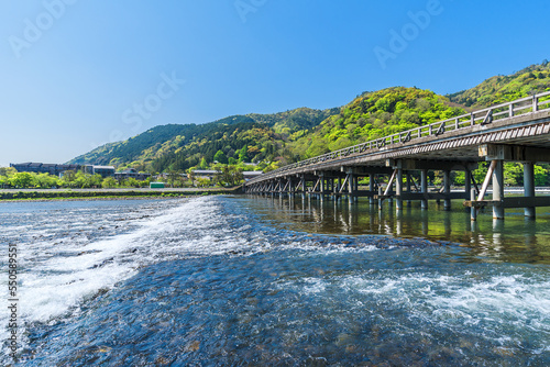 新緑の嵐山　渡月橋と保津川の流れ