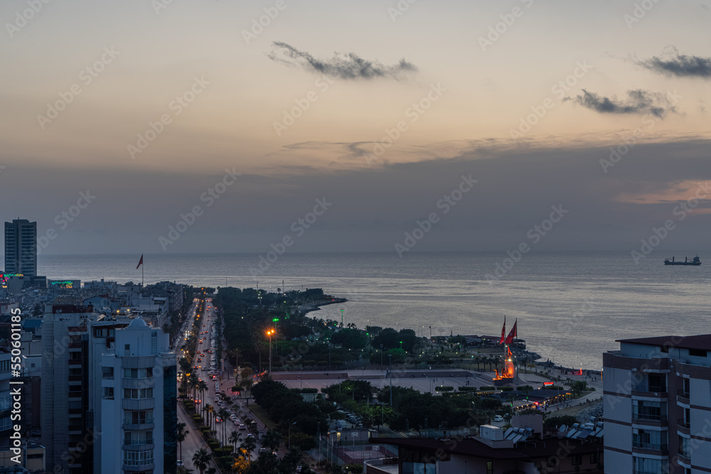 Obraz premium Sunset view of Turkish port city of Iskenderun on Mediterranean coast.
