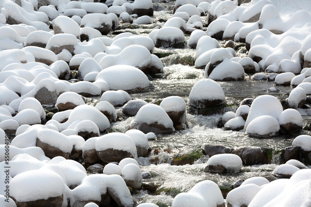 Obraz premium Winter landscape with snow covered stones