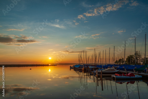 sonnenuntergang am see im hafen