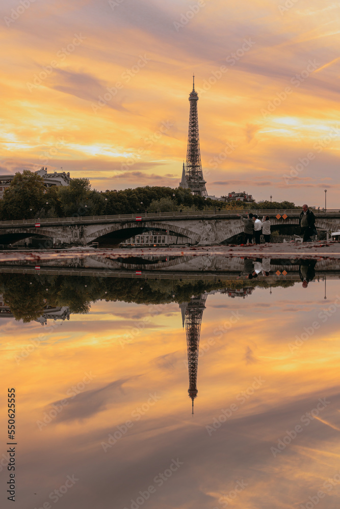Obraz premium Couché de soleil à Paris avec la tour Eiffel