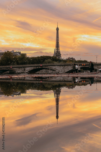 Couché de soleil à Paris avec la tour Eiffel