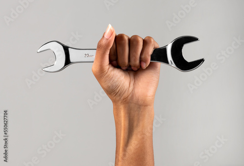 Fotografía Crop hand of woman holding wrench