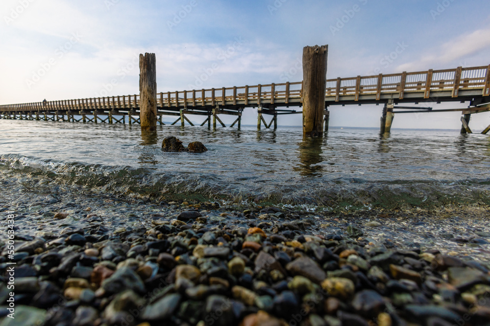 Obraz premium wooden bridge over the sea