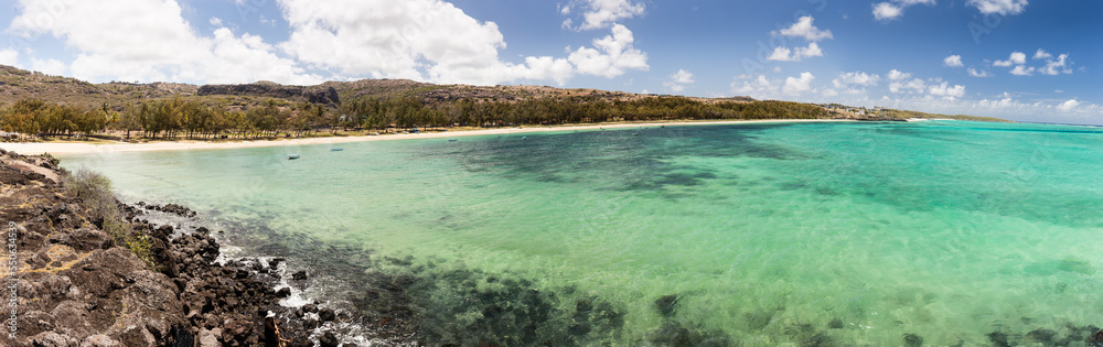 Large panorama d'une baie dans un lagon émeraude et turquoise tropical. Baie de l'Est, St-François, île Rodrigues