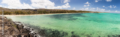 Large panorama d une baie dans un lagon   meraude et turquoise tropical. Baie de l Est  St-Fran  ois    le Rodrigues