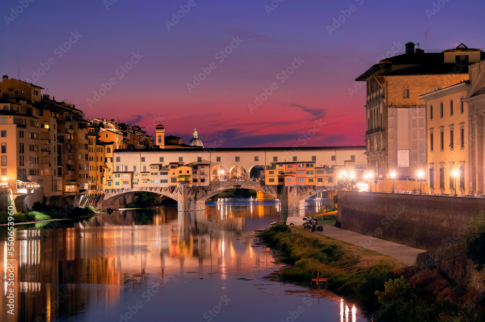 Veduta al tramonto del Ponte Vecchio di Firenze