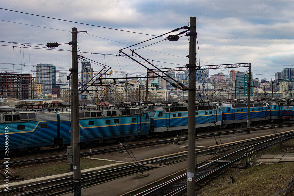 Naklejka premium Train station with urban skyline in the background