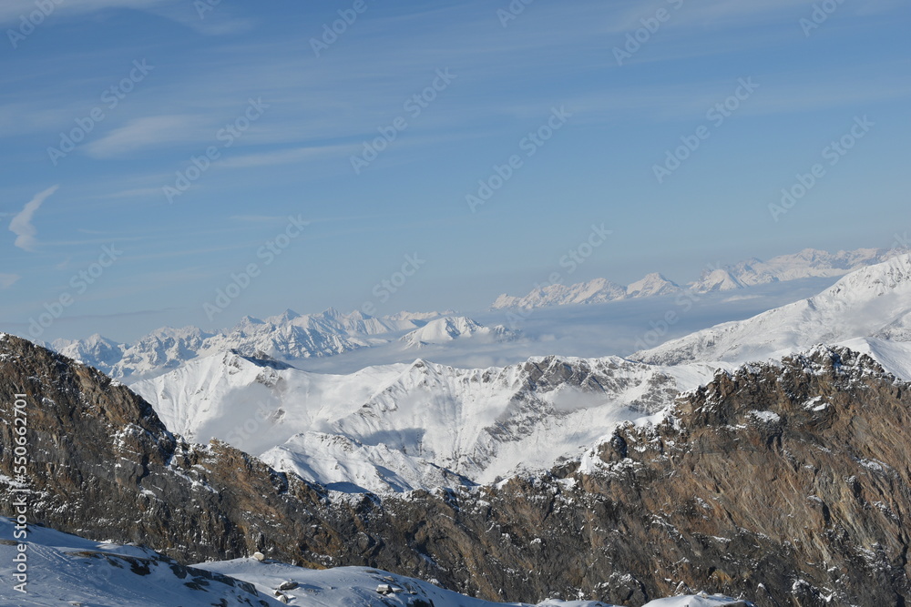Obraz premium Snow covered view from Hintertux Glacier on a sunny day