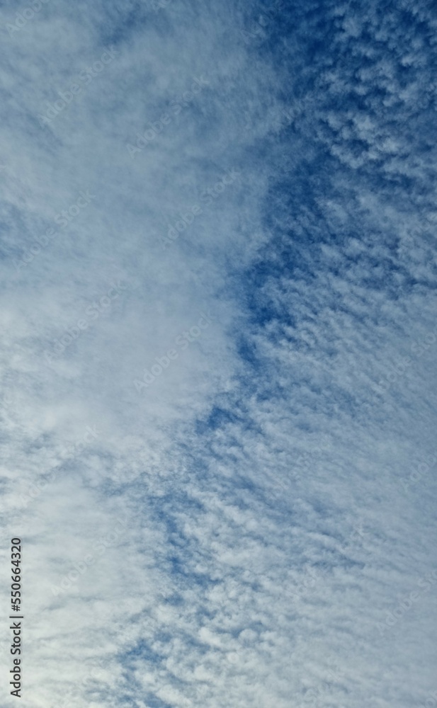 Fondo natural con detalle de conjunto de nubes con grieta y cielo de color azul intenso