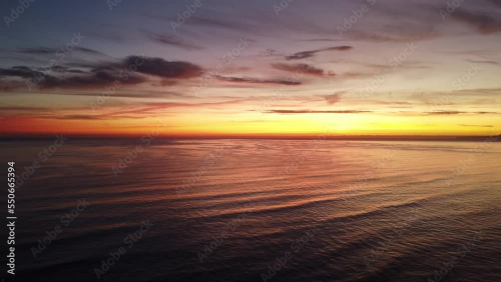Drone vuela sobre el mar Mediterráneo la playa de Xeraco (Valencia-España) al amanecer. 