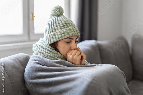 Fotografia Heating Problems. Closeup Shot Of Young Woman Freezing At Home