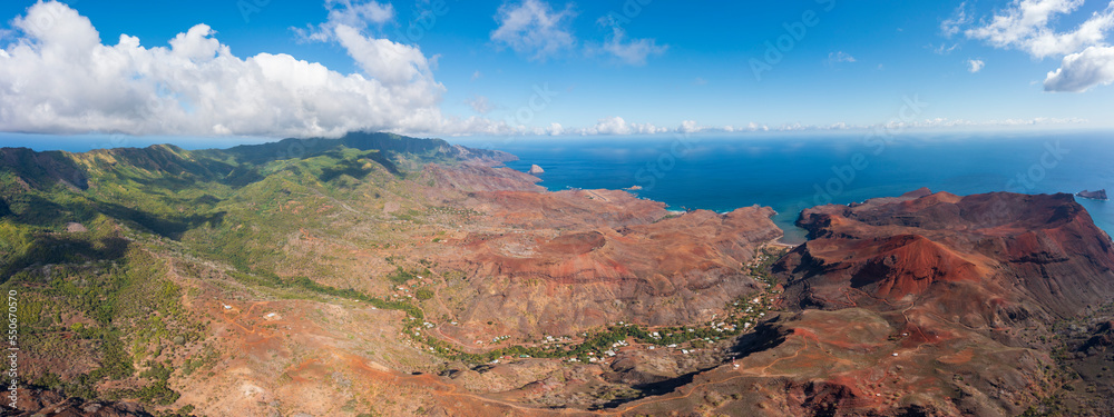 Vue aérienne et panoramic de l'ile de UA HUKA dans l'archipel des marquises en polynesie francaise 
