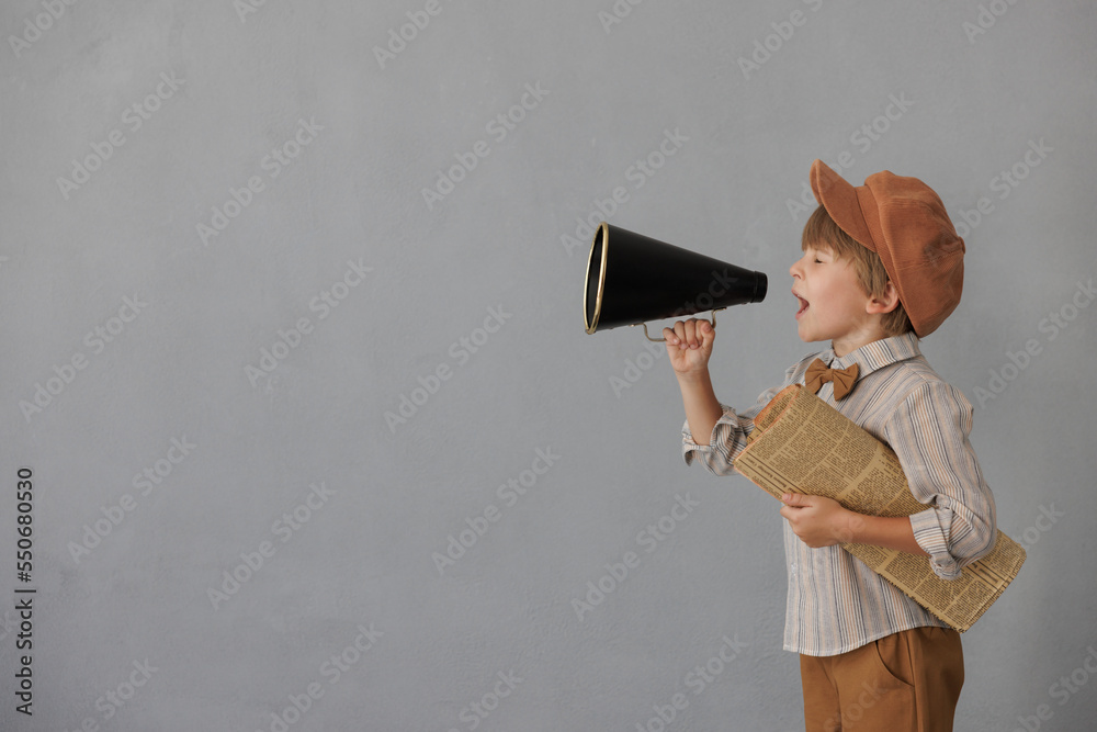Ταπετσαρία Newsboy shouting against grunge wall background