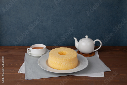 シフォンケーキと紅茶 セット 木のテーブル