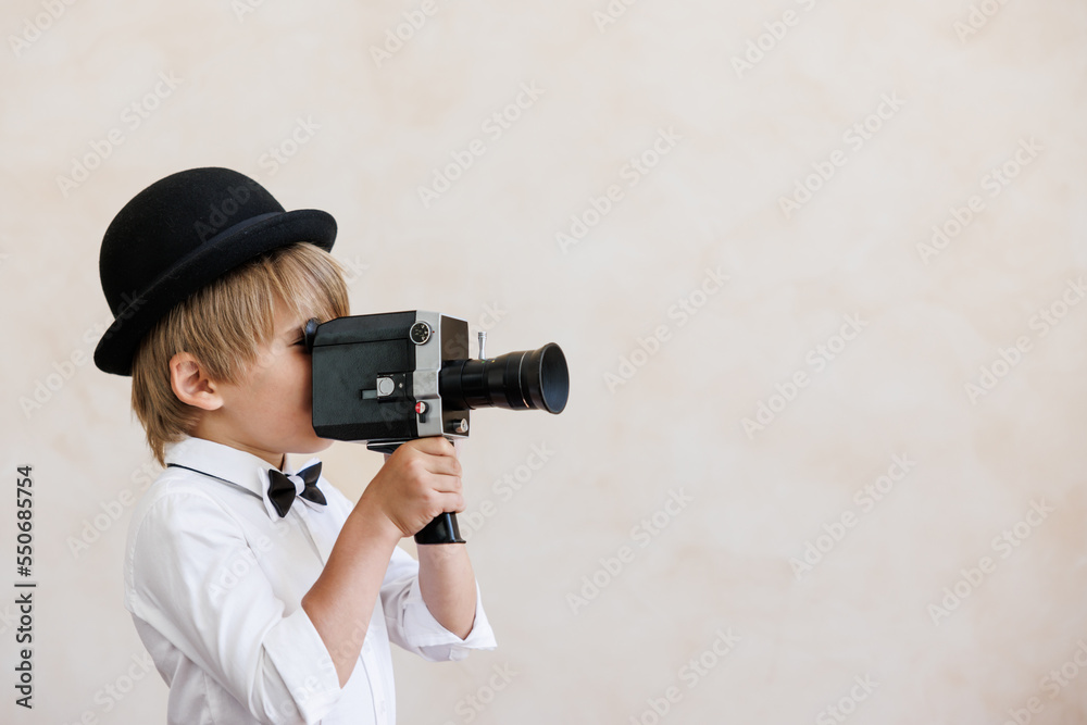 Obraz premium Newsboy shouting against grunge wall background. Boy selling newspaper