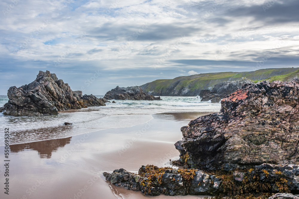 Meer und Felsen an der Durness Beach in Schottland