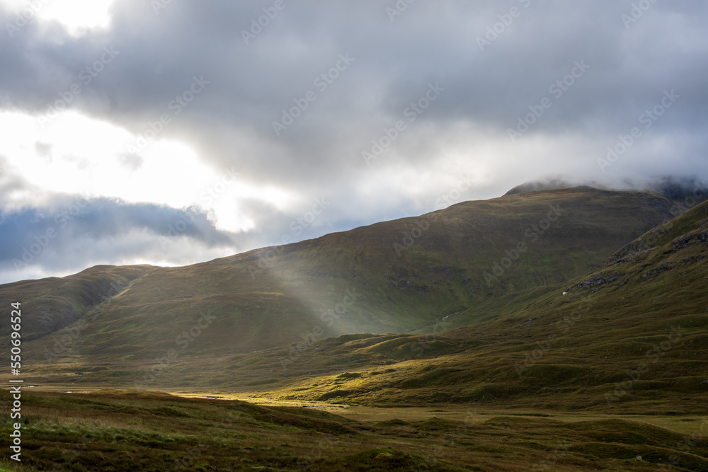 Wolkenstimmung bei Glen Moriston in den schottischen Highlands