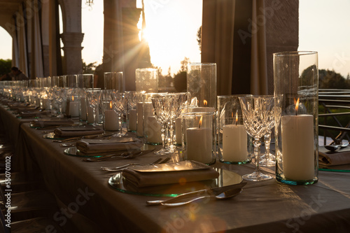 Mesa lujosa, cena romantica al atardecer