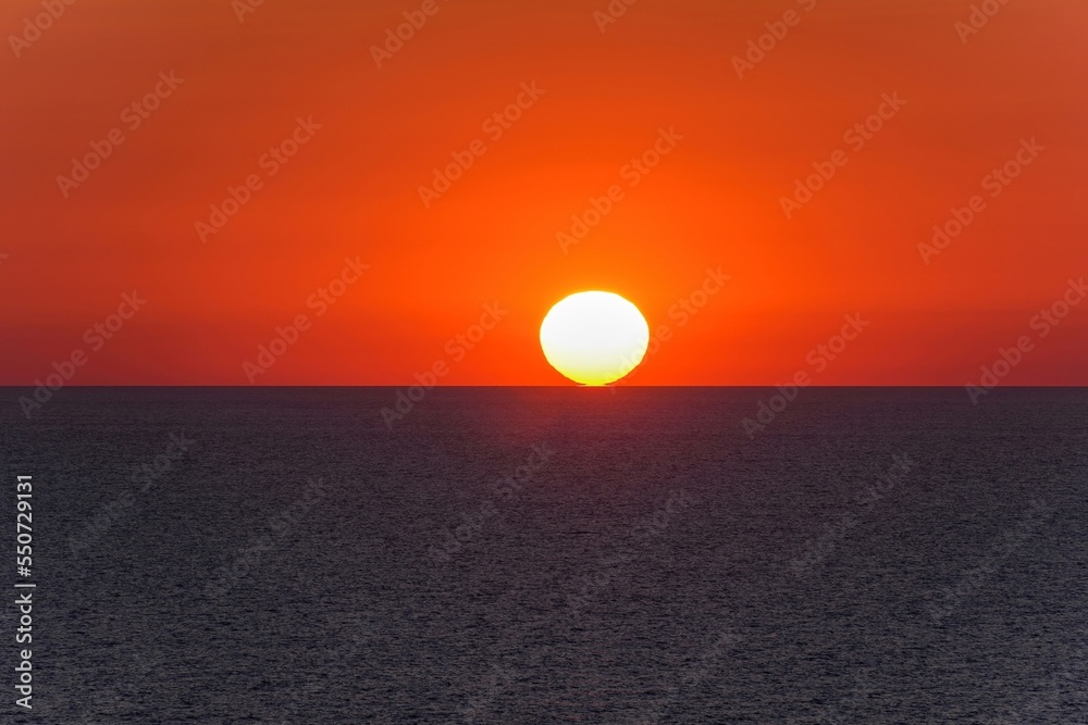 能登半島で見た日本海に沈むダルマ夕日になる瞬間の情景＠石川