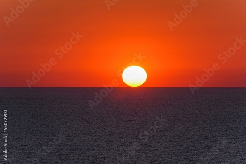 能登半島で見た日本海に沈むダルマ夕日になる瞬間の情景＠石川 © Scott Mirror