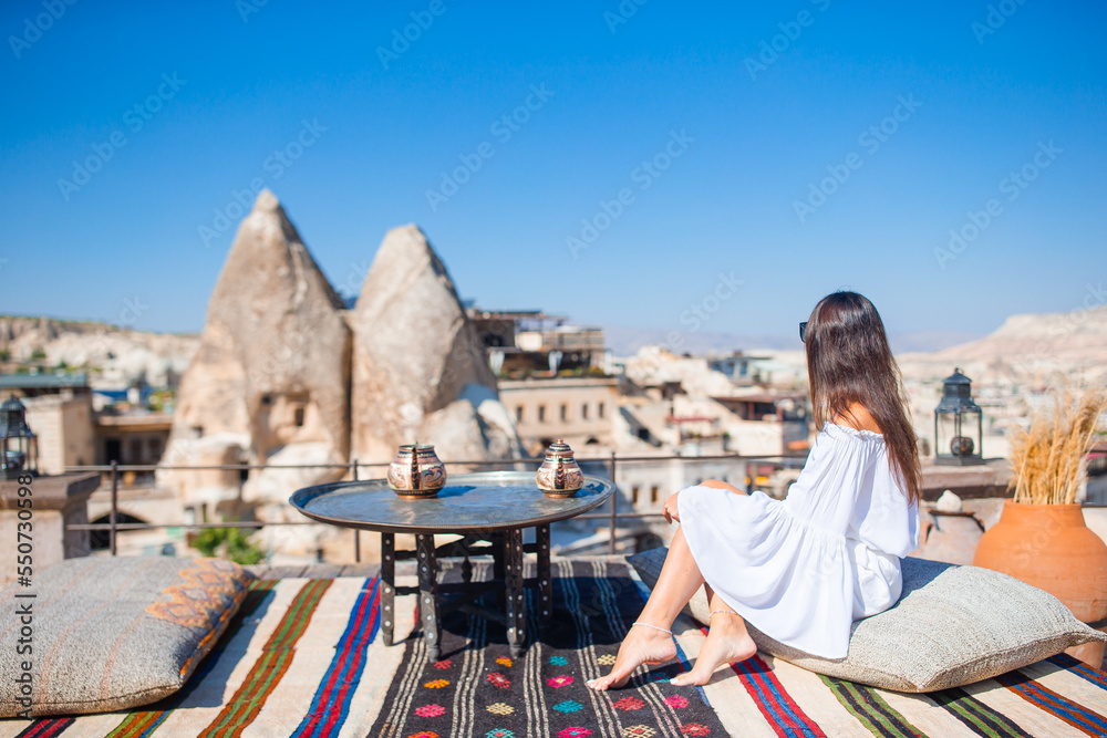 Φωτογραφία Happy young woman during vacation watching hot air balloons in Cappadocia, Turke