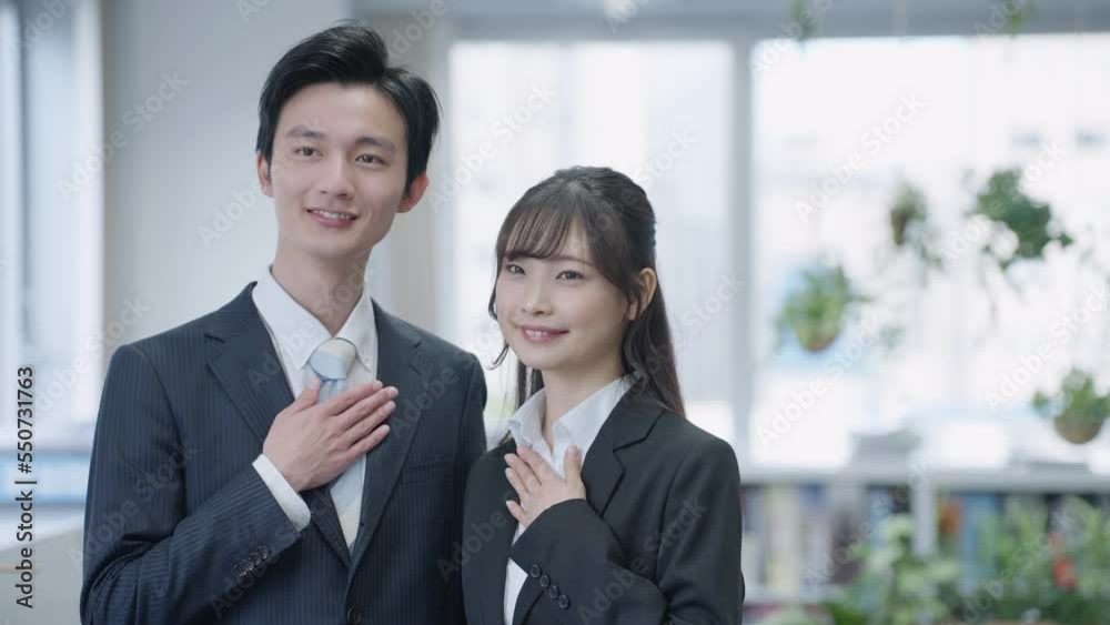 胸に手を当てるビジネスマンたち(ビジネス・仕事・オフィス・若手・新卒・信用・信頼・安心) 胸に手を当てるビジネスマンたち(ビジネス・仕事・オフィス・若手・新卒・信用・信頼・安心)